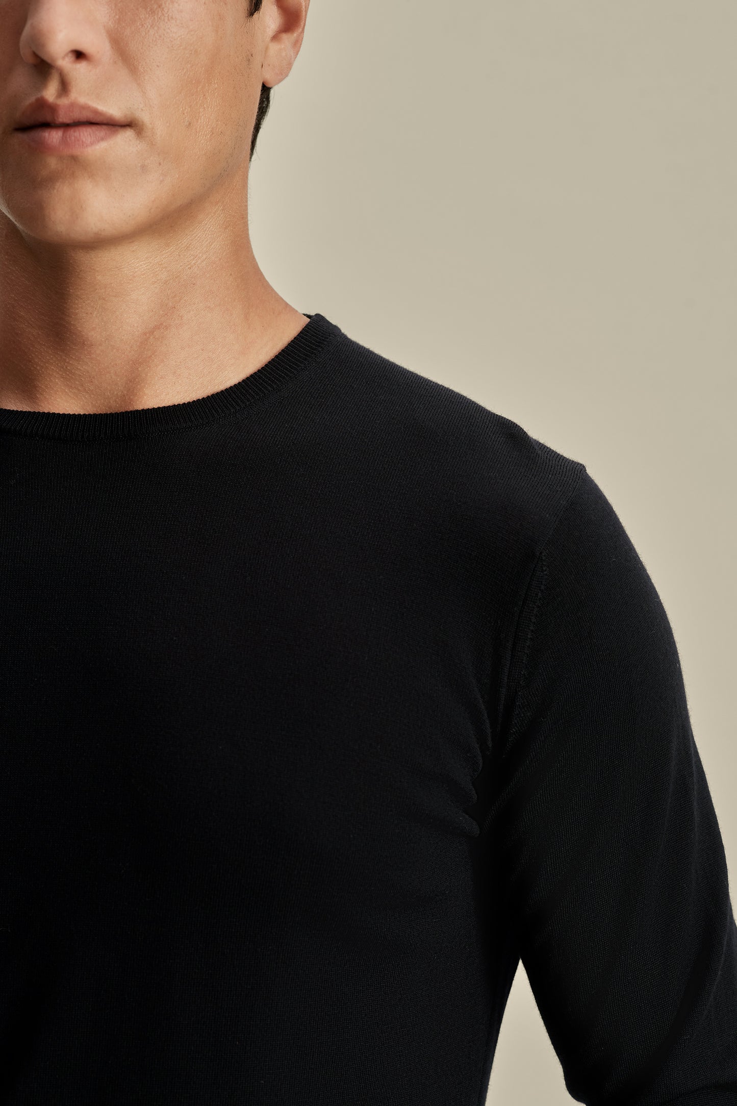 Merino Wool Extrafine Crew Neck Sweater Navy Model Neck Image