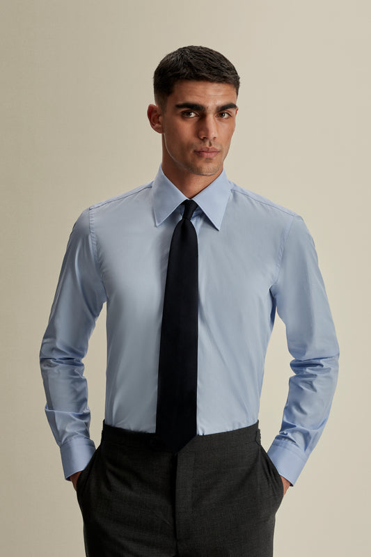 Solid Poplin Point Collar Shirt Sky Blue Model Crop Image