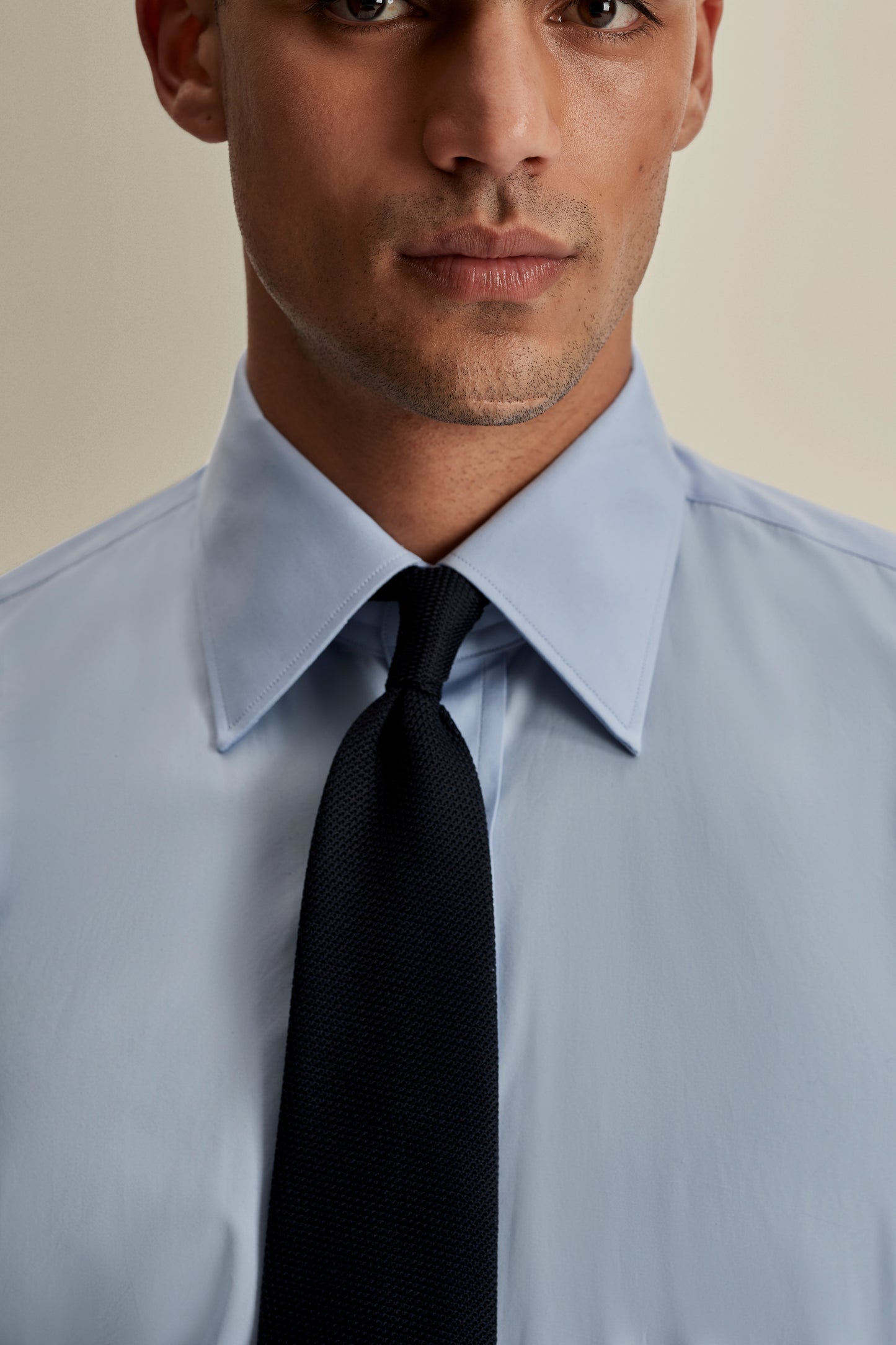Solid Poplin Point Collar Shirt Sky Blue Model Detail Image