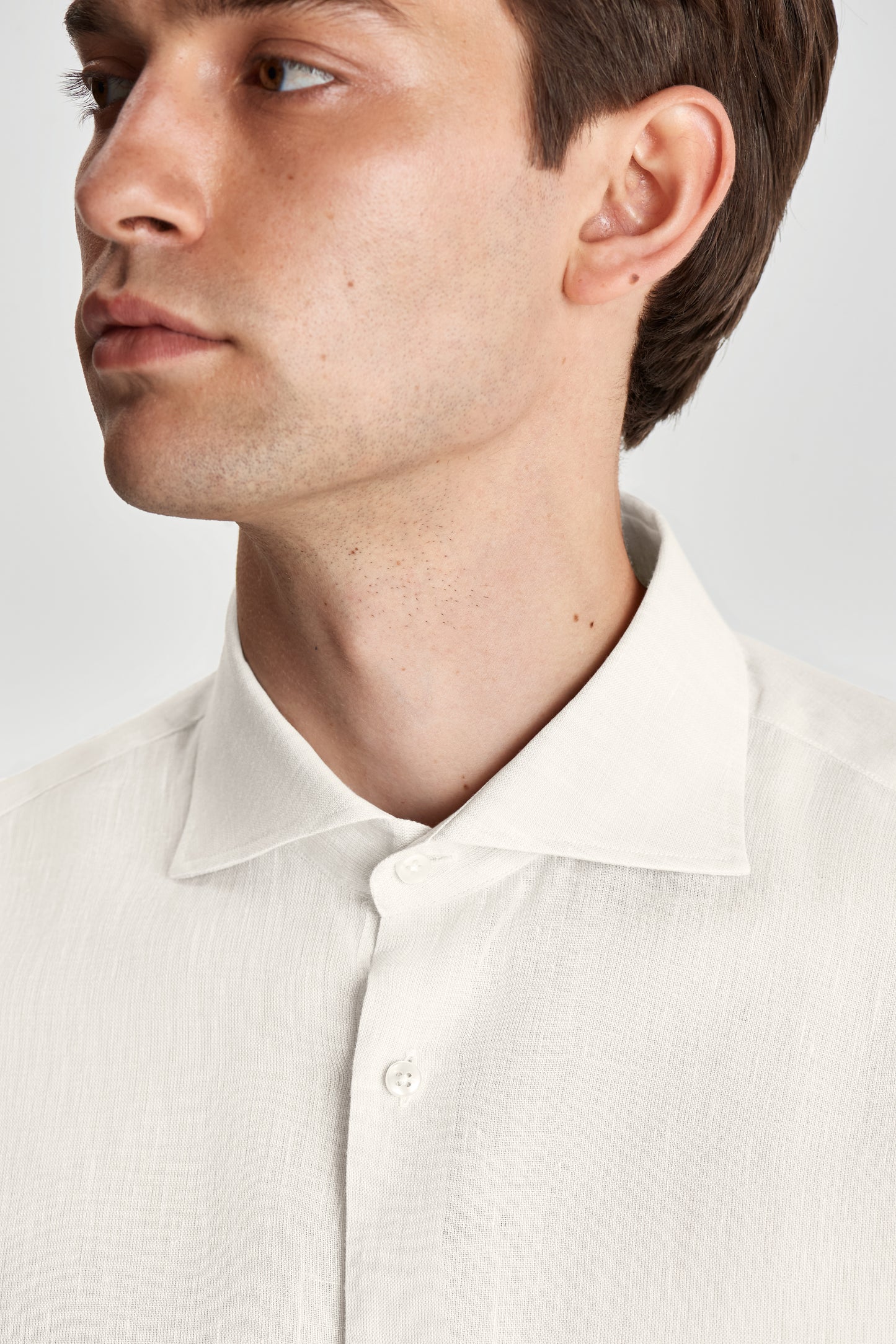Cutaway Collar Linen Shirt Beige Model Detail Image