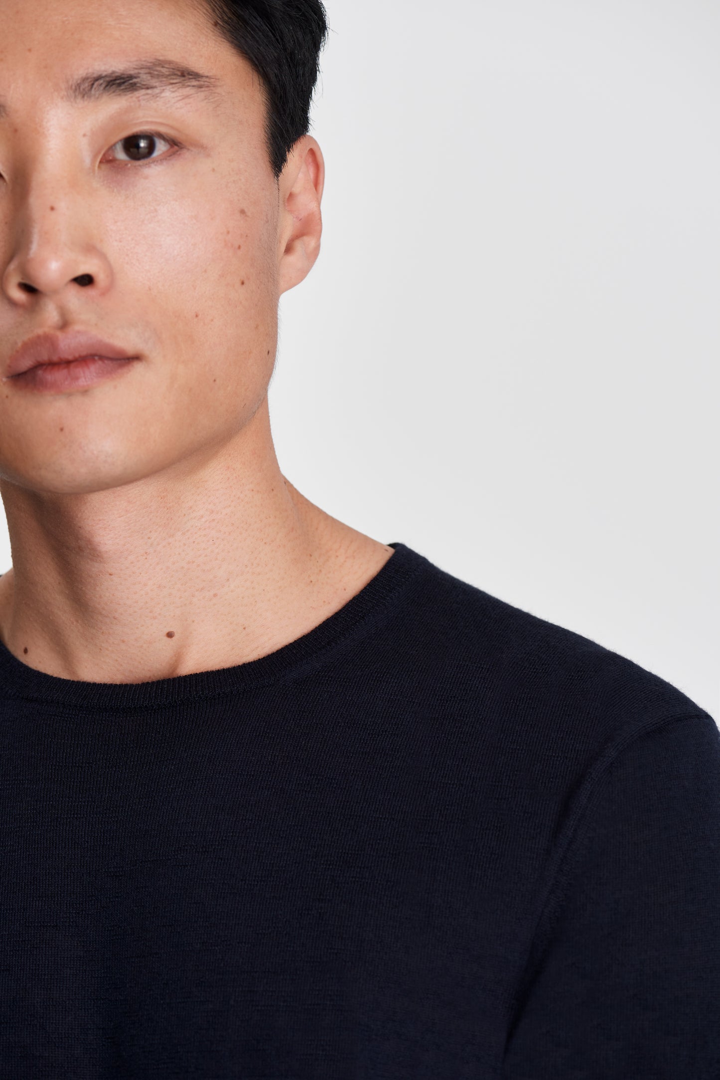 Cashmere Crew Collar Lightweight Sweater Navy Model Neck Image