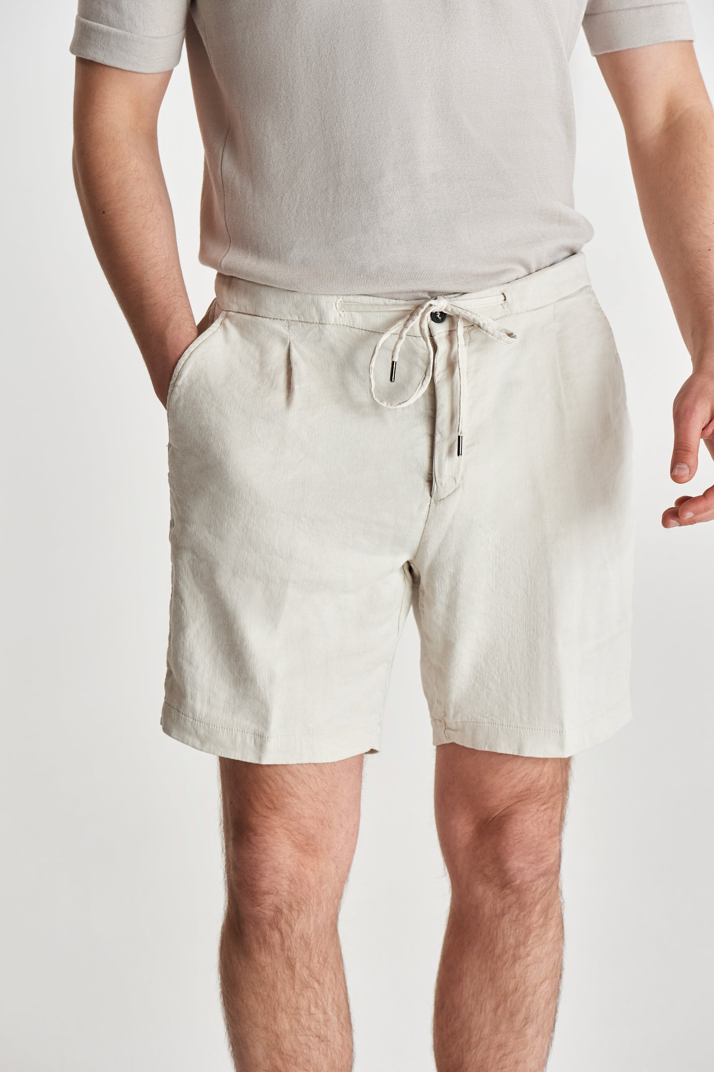 Linen Jersey Pleated Shorts Stone Crop Model Image