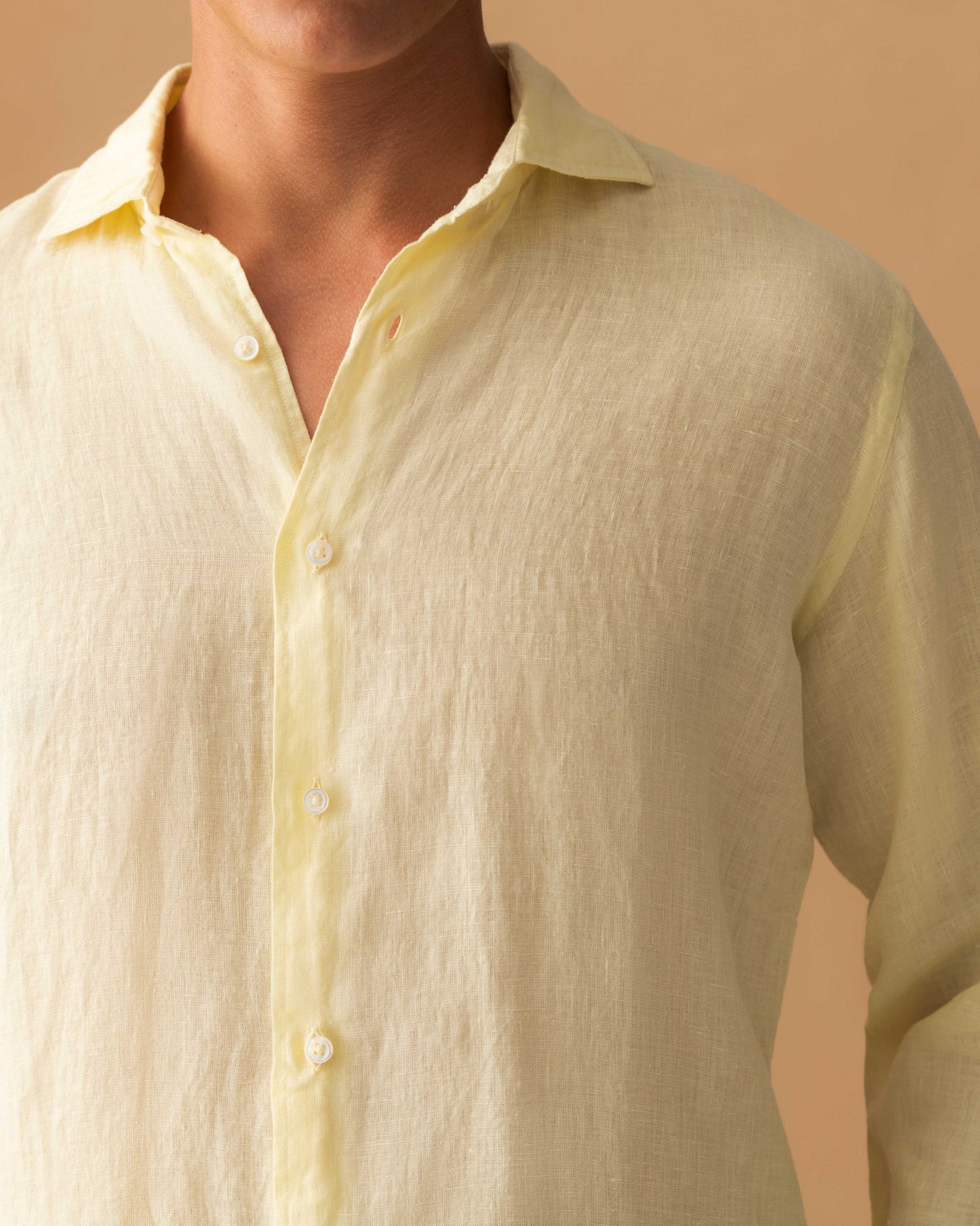 Linen Cutaway Collar Shirt Yellow Model Collar Image