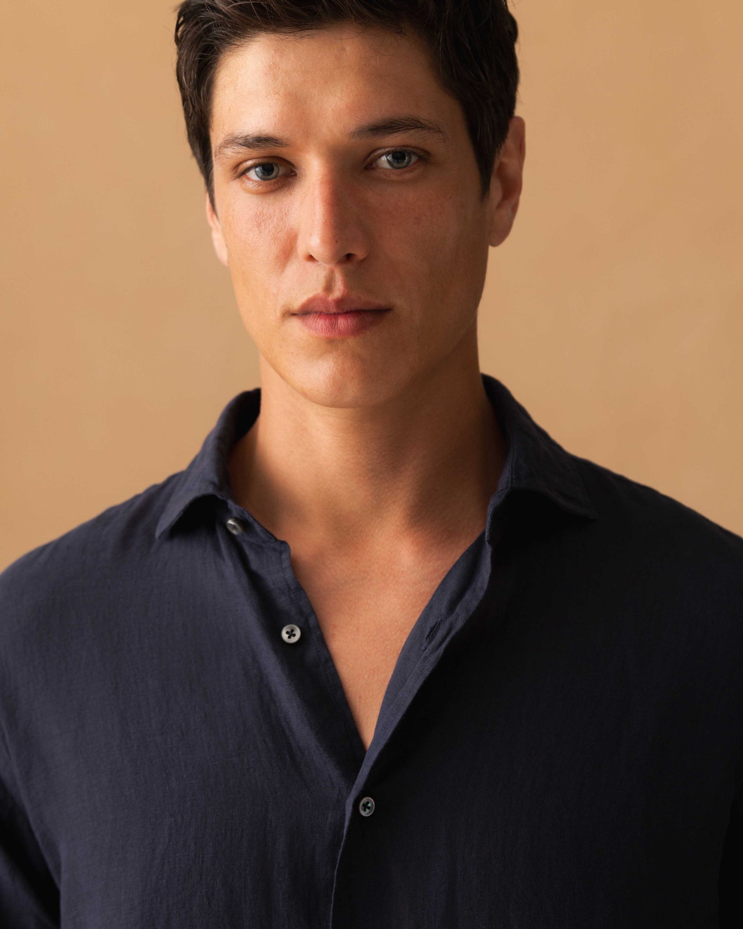 Linen Cutaway Collar Shirt Navy Model Collar Image