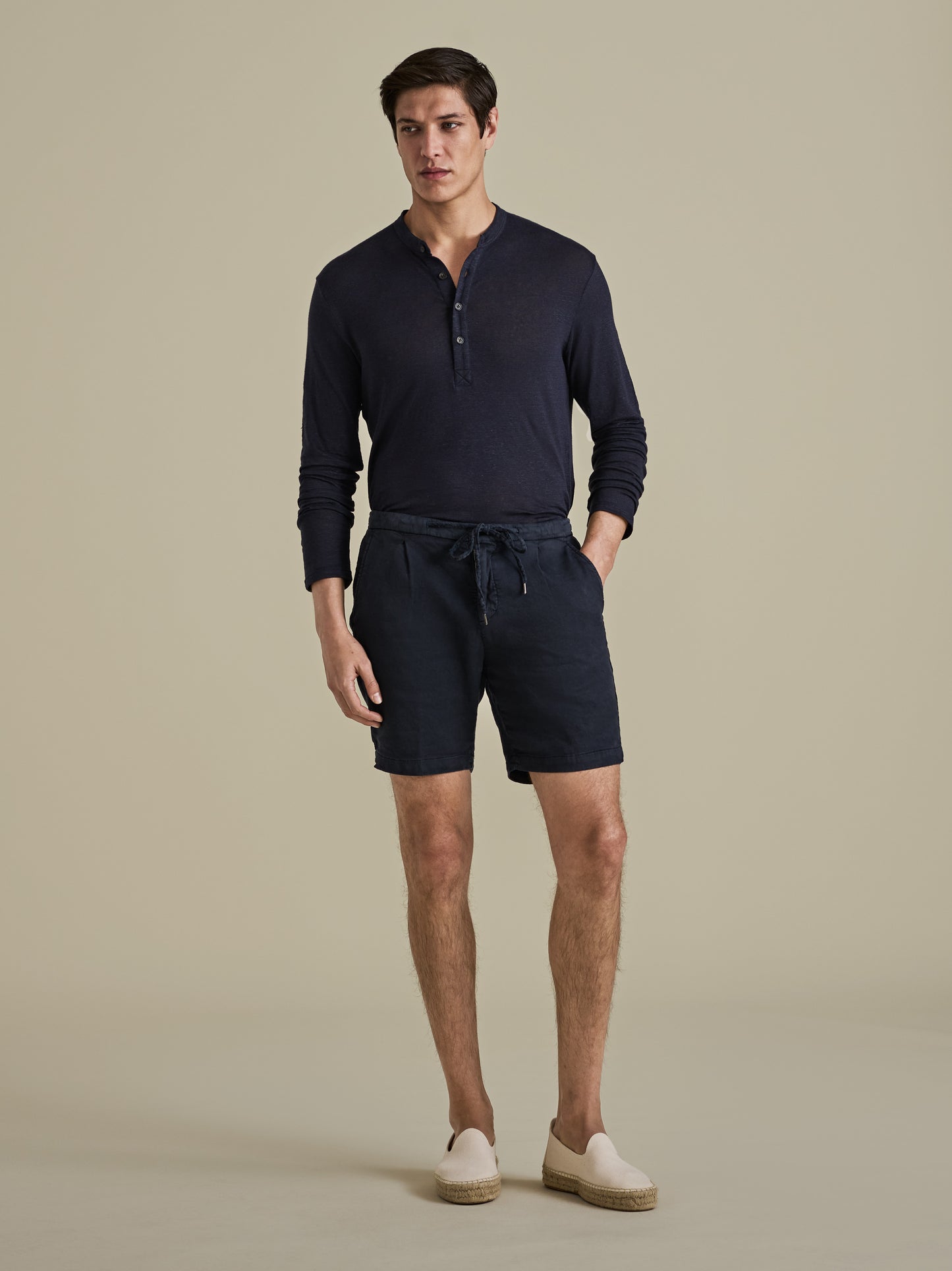 Linen Jersey Pleated Shorts Navy Model Image