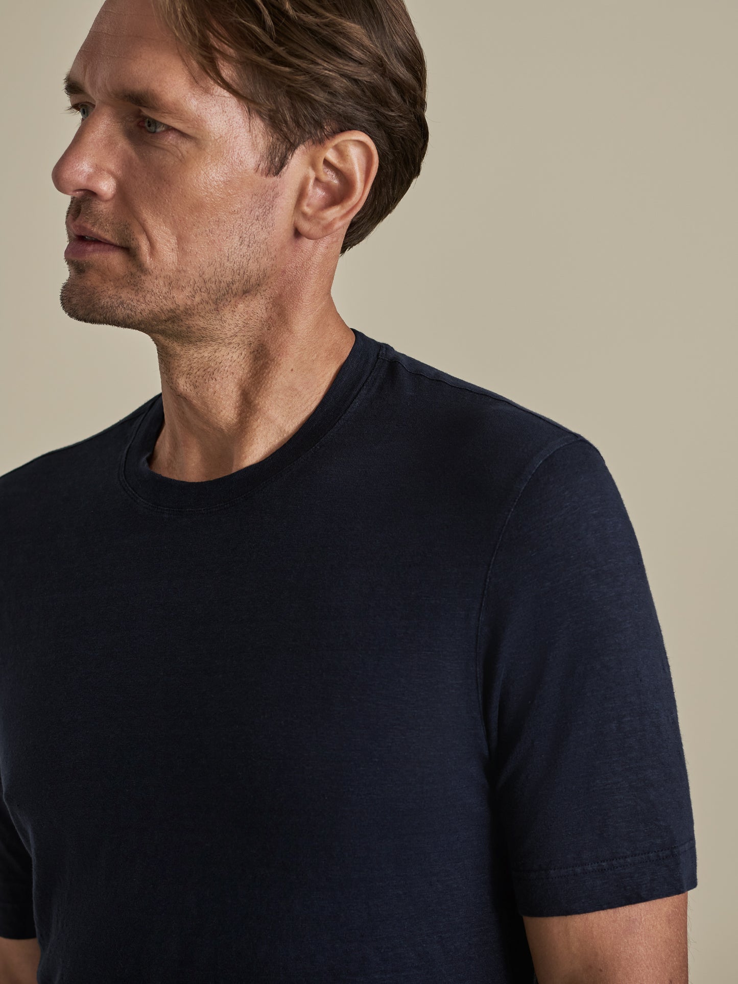 Linen Jersey T-Shirt Navy Model Neck Image