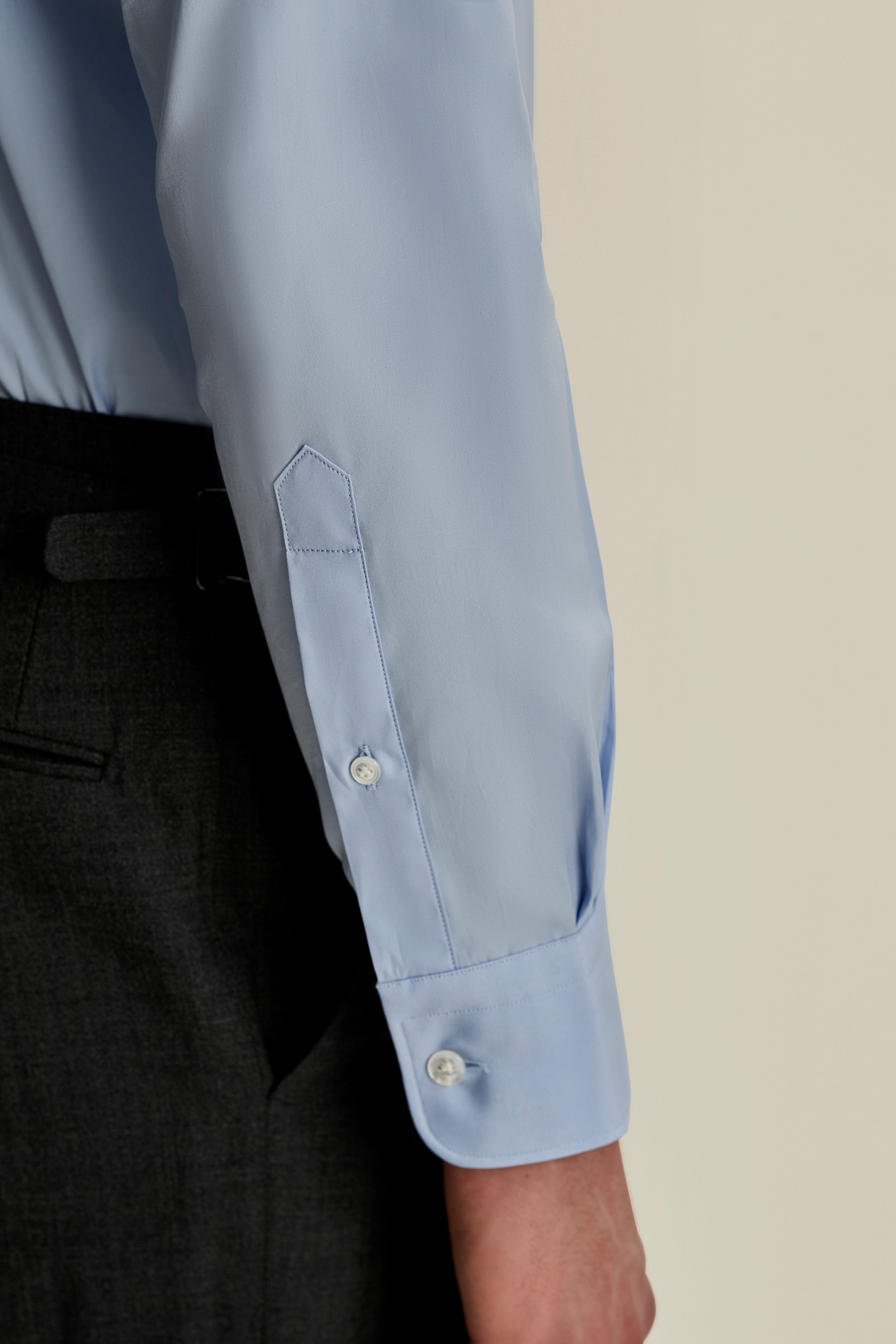 Solid Poplin Point Collar Shirt Sky Blue Model Detail Image