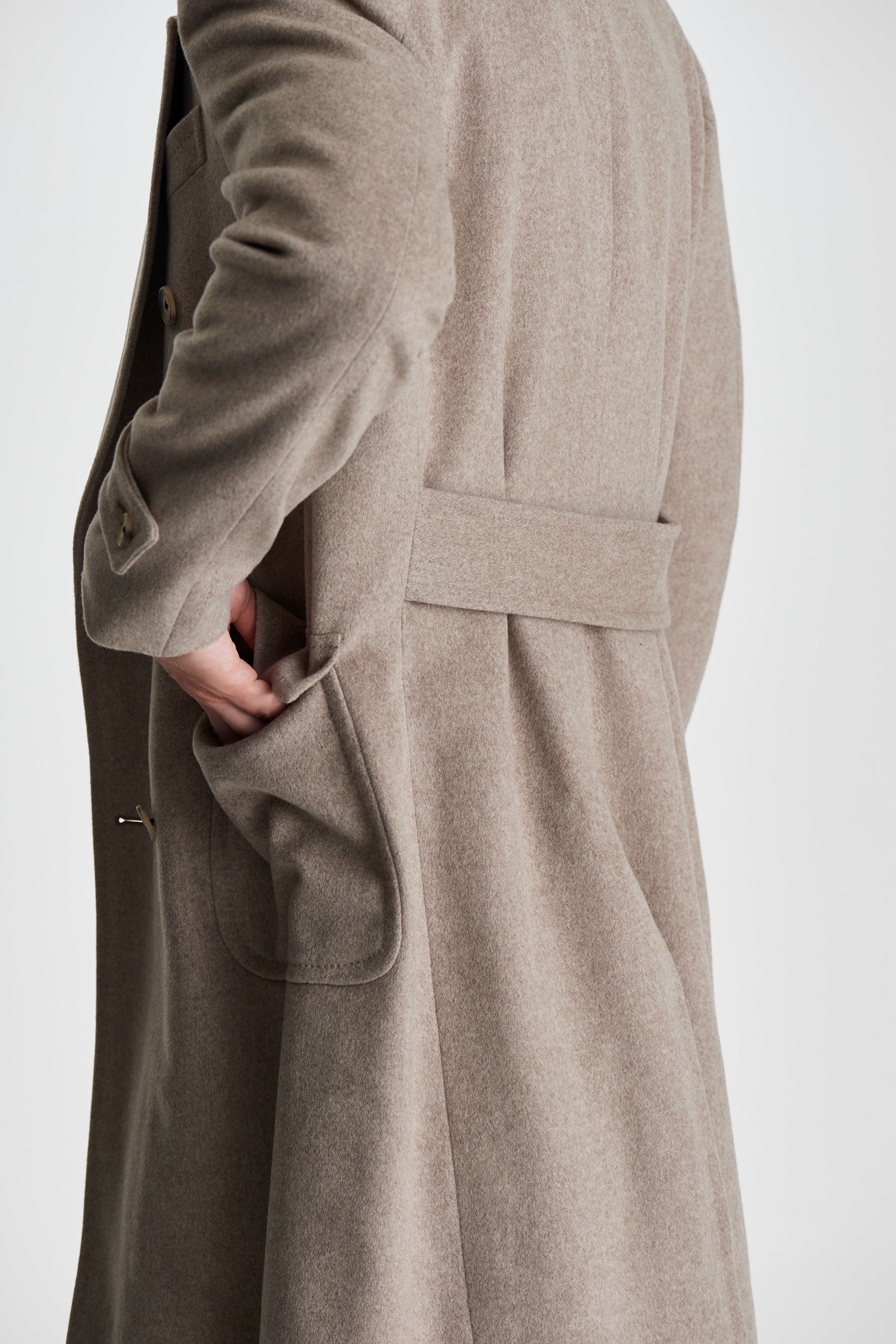 Unstructured Double Breasted Cashmere Overcoat Ash Oak Model Pocket Image