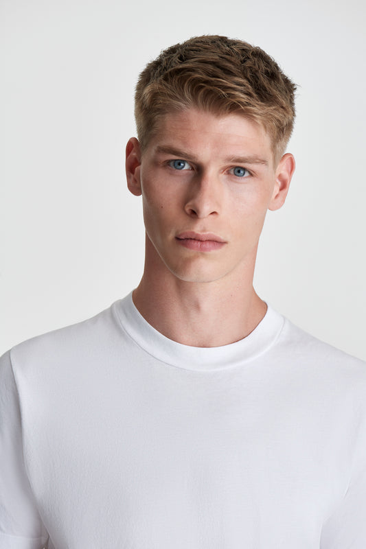 Cotton Wide Collar Classic T-Shirt White Model Collar Image