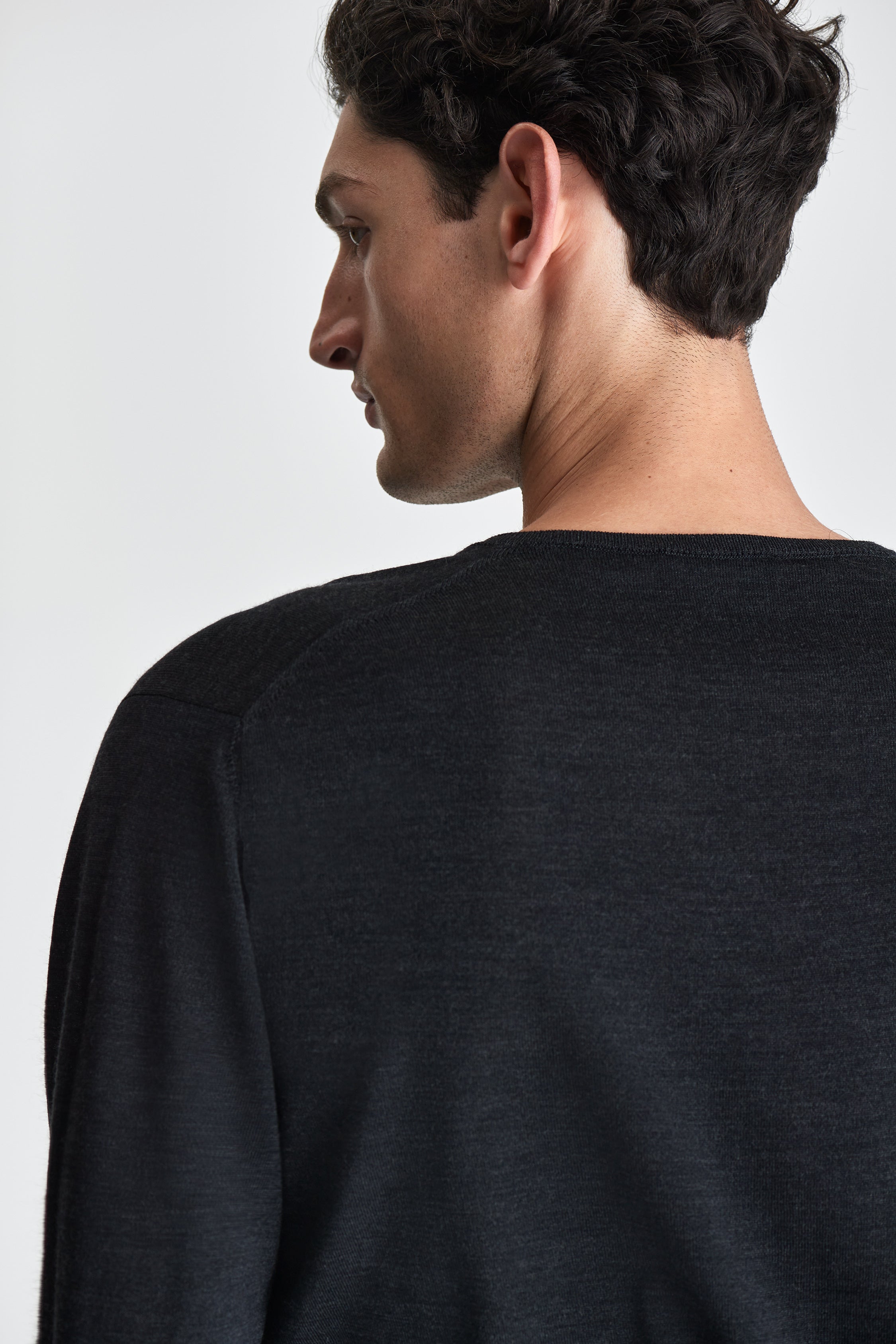 Merino Wool Extrafine V-Neck Sweater Grey Model Shoulder Image