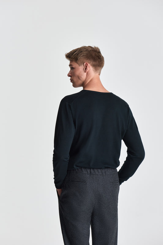 Merino Wool Extrafine V-Neck Sweater Forest Green Model Back Image