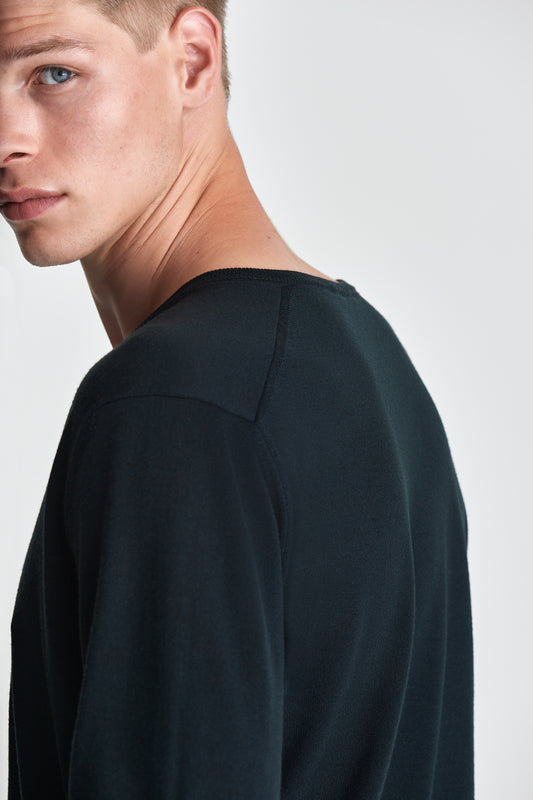 Merino Wool Extrafine V-Neck Sweater Forest Green Model Shoulder Image
