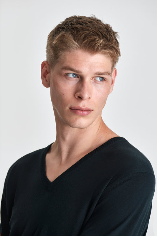 Merino Wool Extrafine V-Neck Sweater Forest Green Model Neck Image