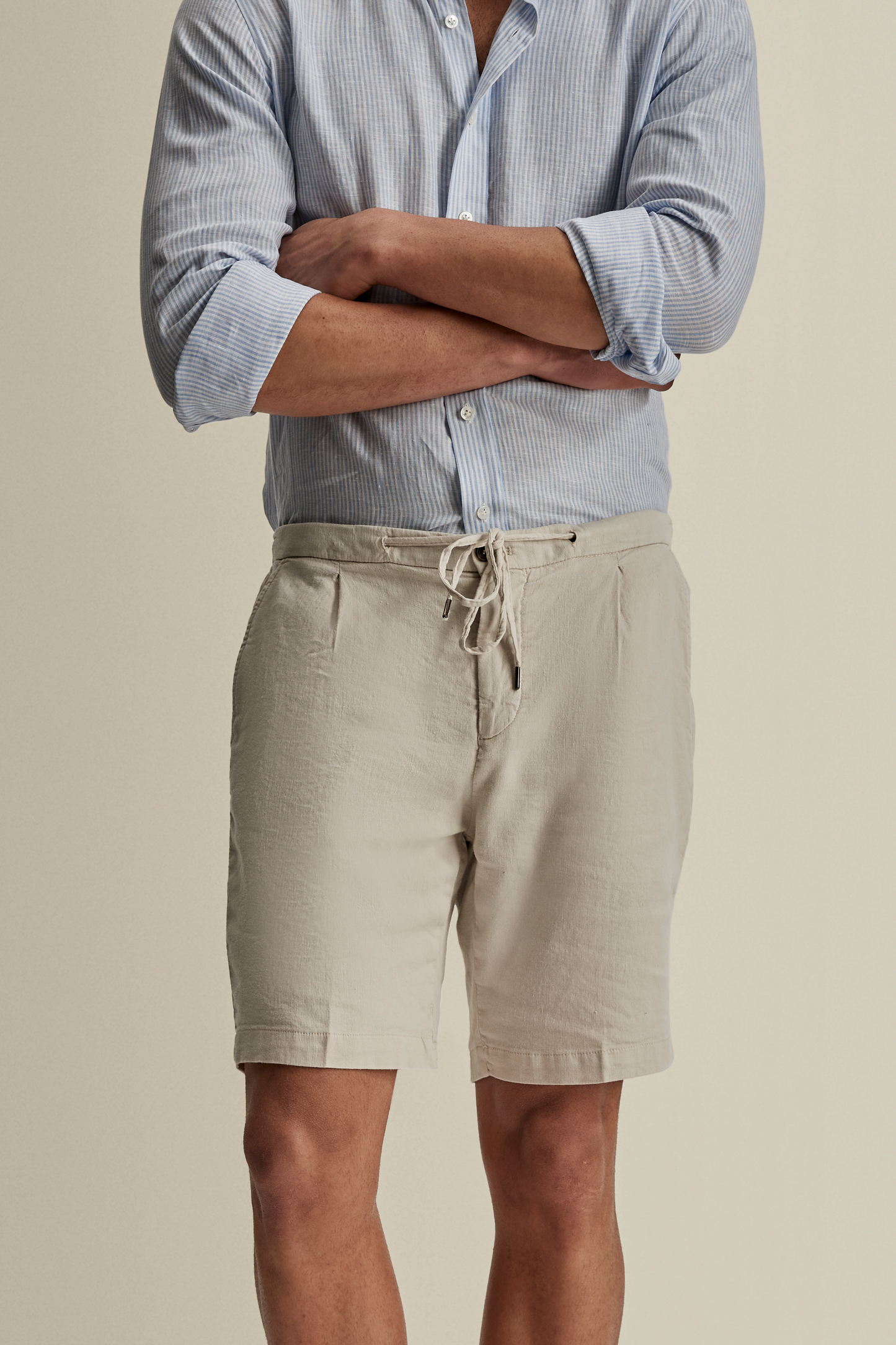 Linen Jersey Pleated Shorts Model Crop Image