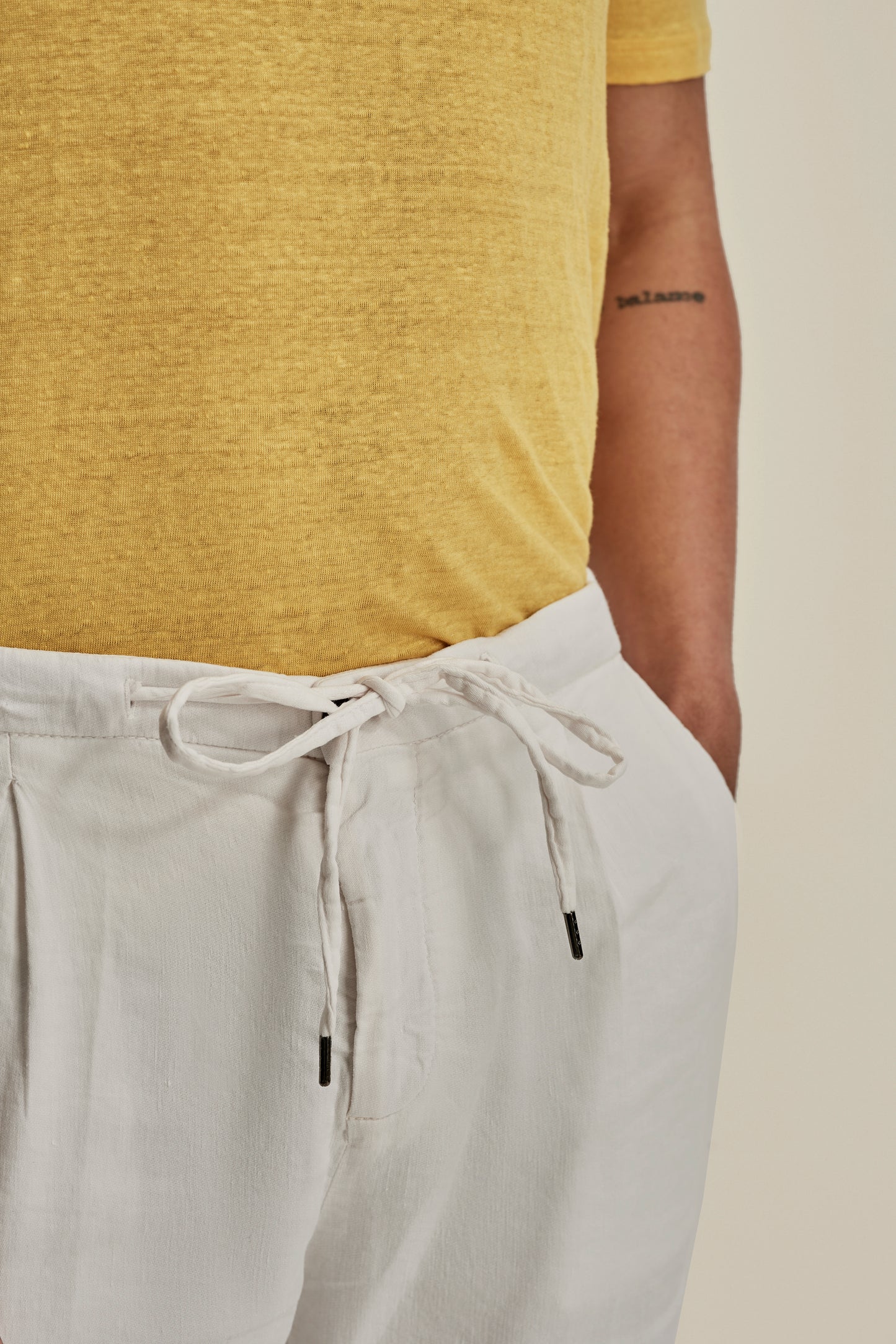 Linen Jersey Pleated Shorts Detail Model Image