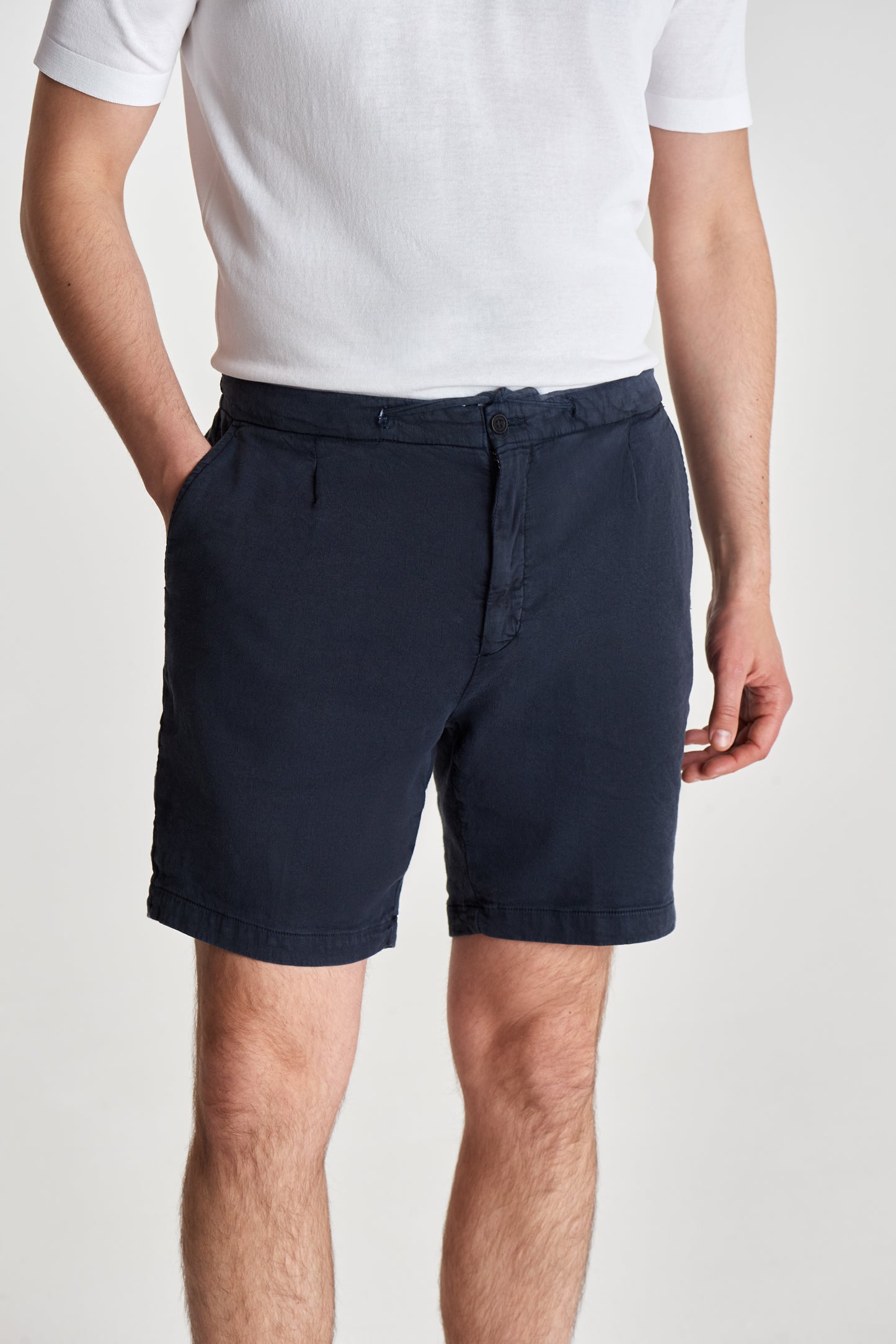 Linen Jersey Pleated Shorts Navy Crop Model Image