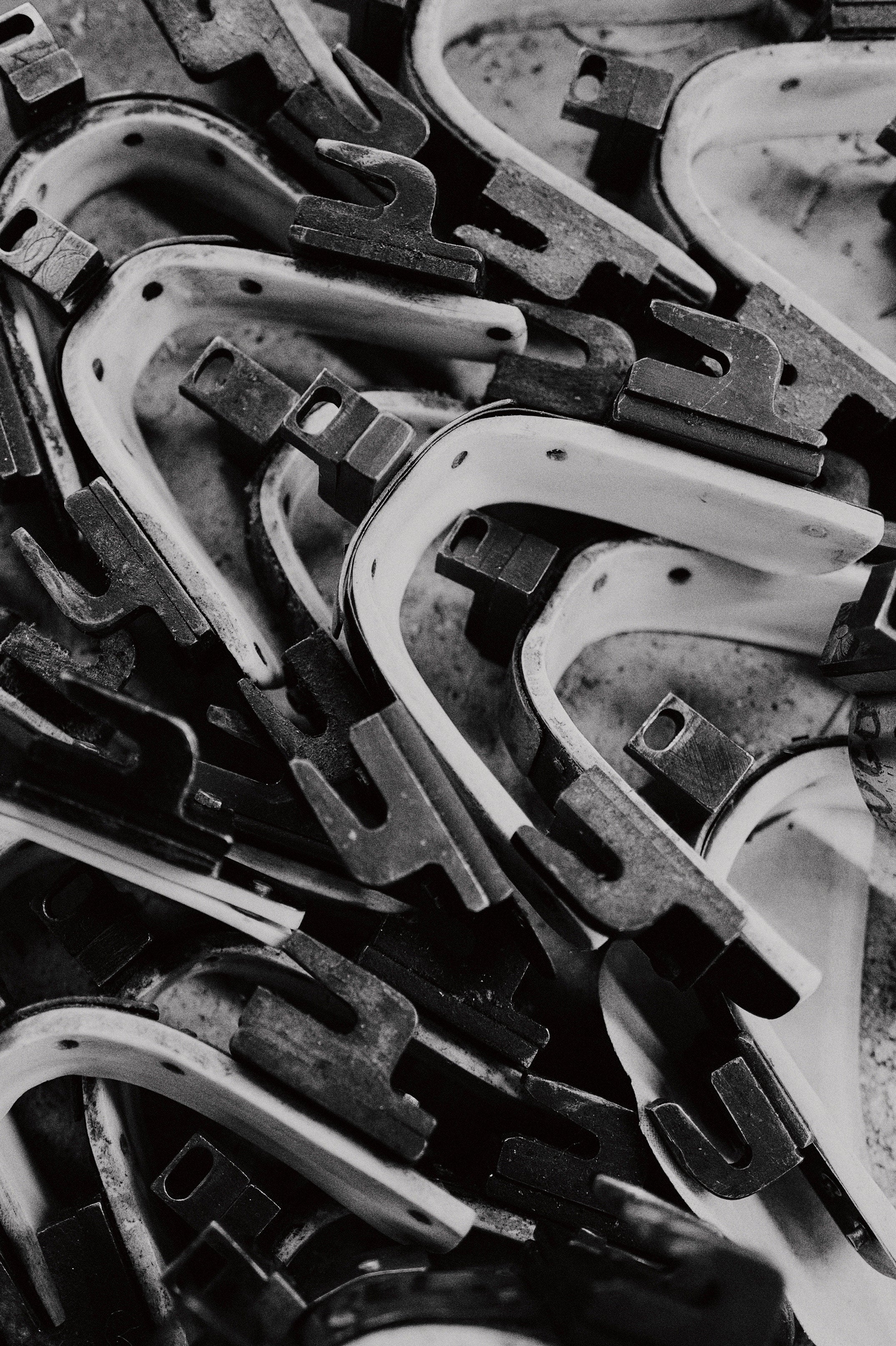 Frame hinges for shoes in black and white