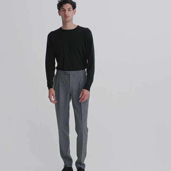 Merino Wool Extrafine Crew Neck Sweater Forrest Green Model Video