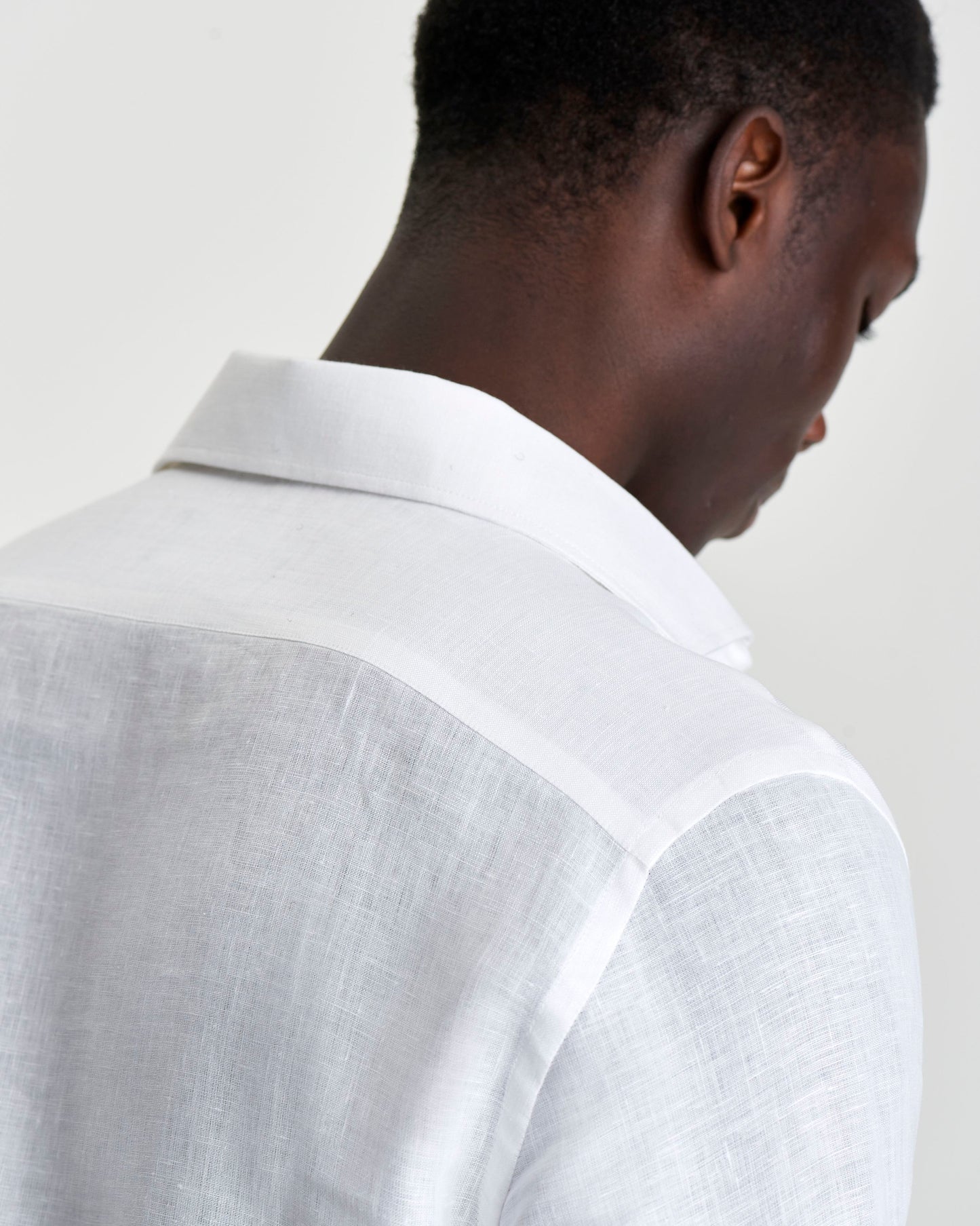 Cutaway Collar Linen Shirt White Model Collar Back